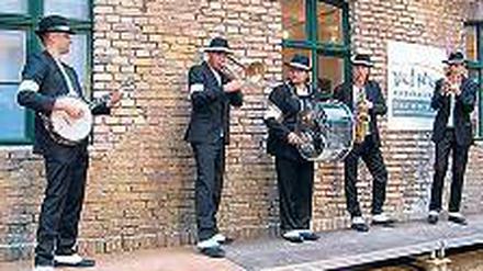 Nicht nur Piano. Die Band „4Jackson“ spielte Michaels Hits .