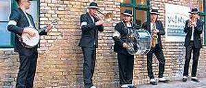 Nicht nur Piano. Die Band „4Jackson“ spielte Michaels Hits .