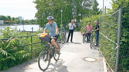 Anradeln. Die ersten Radler auf dem Uferweg an der Türkstraße.