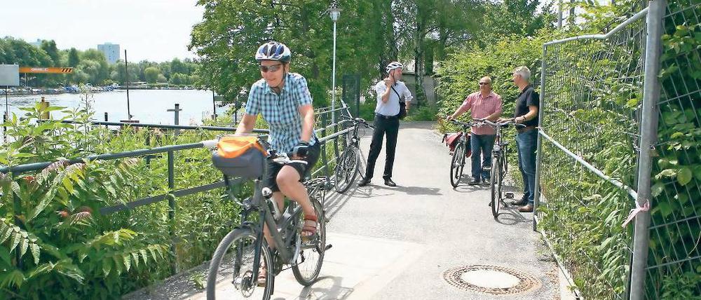 Anradeln. Die ersten Radler auf dem Uferweg an der Türkstraße.