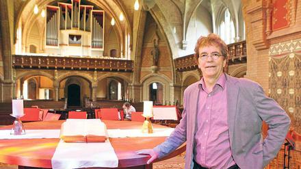 Am runden Tisch sind alle gleich. Pfarrer Konrad Elmer-Herzig, der am morgigen Sonntag um 15 Uhr von seiner Gemeinde mit einem Gottesdienst verabschiedet wird, ließ sich für den runden Abendmahltisch in der Erlöserkirche durch ein Gemälde von Lucas Cranach d. Ä. inspirieren. „Der Tisch bleibt, auch wenn ich gehe“, sagt Elmer-Herzig.