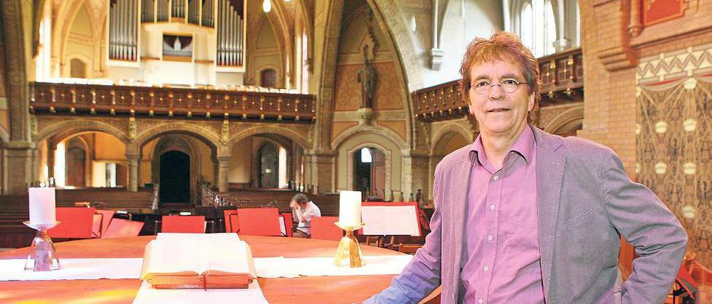 Am runden Tisch sind alle gleich. Pfarrer Konrad Elmer-Herzig, der am morgigen Sonntag um 15 Uhr von seiner Gemeinde mit einem Gottesdienst verabschiedet wird, ließ sich für den runden Abendmahltisch in der Erlöserkirche durch ein Gemälde von Lucas Cranach d. Ä. inspirieren. „Der Tisch bleibt, auch wenn ich gehe“, sagt Elmer-Herzig.