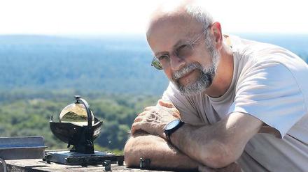 Die Sonne im Blick. Friedrich-Wilhelm Gerstengarbe kennt die Potsdamer Wetterdaten aus über 100 Jahren. Gesammelt wurden sie in der Säkularstation auf dem Telgrafenberg, zum Beispiel mit dem 120 Jahre alten Sonnenscheinautograf nach Campbell-Stokes (l.), der wie ein Brennglas die Sonnenscheindauer auf ein Papierband brennt.