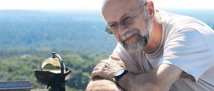 Die Sonne im Blick. Friedrich-Wilhelm Gerstengarbe kennt die Potsdamer Wetterdaten aus über 100 Jahren. Gesammelt wurden sie in der Säkularstation auf dem Telgrafenberg, zum Beispiel mit dem 120 Jahre alten Sonnenscheinautograf nach Campbell-Stokes (l.), der wie ein Brennglas die Sonnenscheindauer auf ein Papierband brennt.