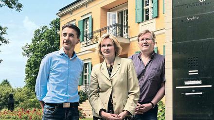 Drei für die Literatur. Katarzyna Zorn, Peter Walther und Hendrik Röder (r.) vom Brandenburgischen Literaturbüro vor der Villa Quandt.