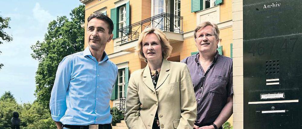 Drei für die Literatur. Katarzyna Zorn, Peter Walther und Hendrik Röder (r.) vom Brandenburgischen Literaturbüro vor der Villa Quandt.