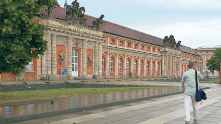 Fast fertig: Im Oktober soll das Filmmuseum an der Breiten Straße wieder öffnen. Doch die Sanierung des Marstalls, das älteste Gebäude Potsdams, sorgt weiterhin für Streit.