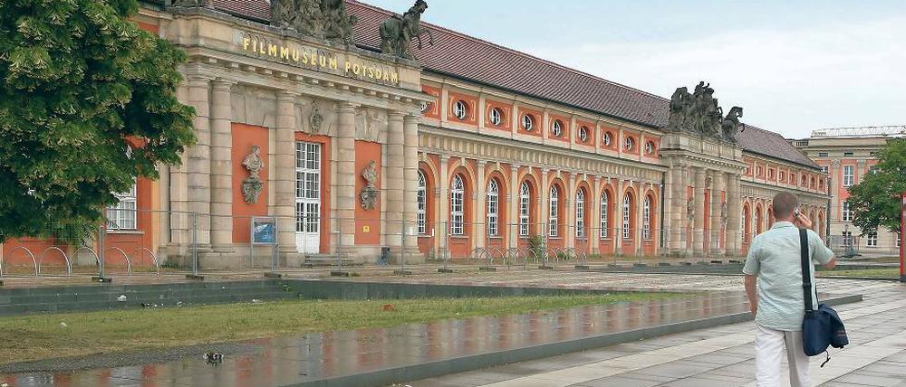 Fast fertig: Im Oktober soll das Filmmuseum an der Breiten Straße wieder öffnen. Doch die Sanierung des Marstalls, das älteste Gebäude Potsdams, sorgt weiterhin für Streit.