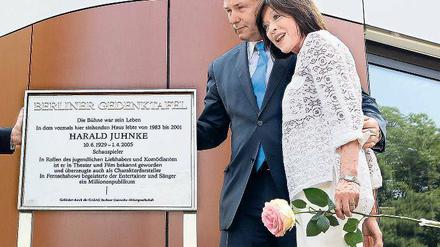 Gedenken. Juhnkes Witwe Susanne und der Regierende Bürgermeister Wowereit.
