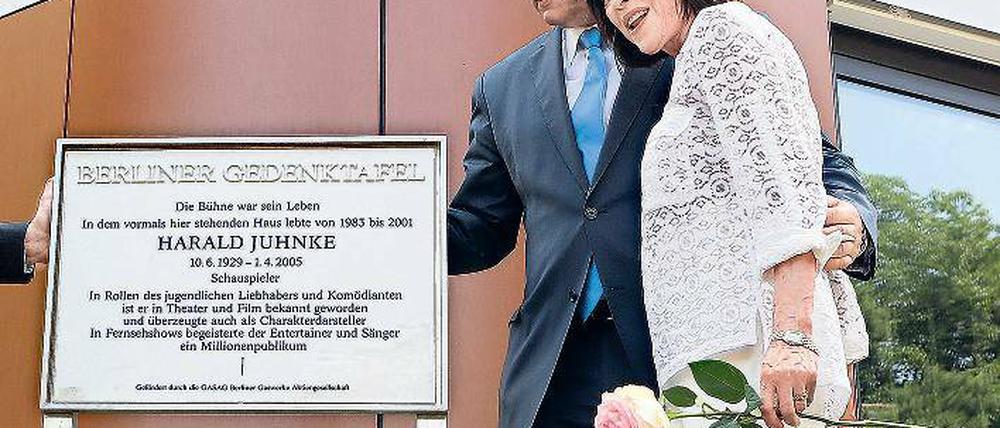 Gedenken. Juhnkes Witwe Susanne und der Regierende Bürgermeister Wowereit.