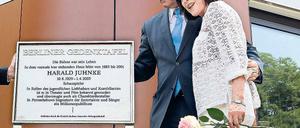Gedenken. Juhnkes Witwe Susanne und der Regierende Bürgermeister Wowereit.
