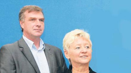 Abgerechnet wird zum Schluss. Die Industrie- und Handelskammern des Landes haben ihren Forderungskatalog zur Landtagswahl vorgestellt. Außerdem gab es für den Wirtschaftsminister Ralf Christoffers Lob, für Umweltministerin Anita Tack Kritik.