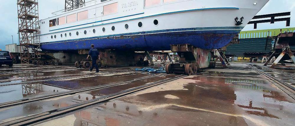 Zu verkaufen. Die ehemalige DDR-Staatsjacht „A. Köbis“ heute „Vineta“ steht auf dem Gelände der Volkswerft in Stralsund. Mindestgebot: 200 000 Euro.