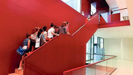 Auf dem Weg nach oben. Die Universität Potsdam will ihre Absolventen – zu sehen sind hier Studentinnen in der Unibibliothek in Golm – stärker in den lokalen Arbeitsmarkt vermitteln. Damit will die Hochschule auch dem Fachkräftemangel und der Abwanderung aus Brandenburg etwas entgegensetzen.