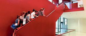 Auf dem Weg nach oben. Die Universität Potsdam will ihre Absolventen – zu sehen sind hier Studentinnen in der Unibibliothek in Golm – stärker in den lokalen Arbeitsmarkt vermitteln. Damit will die Hochschule auch dem Fachkräftemangel und der Abwanderung aus Brandenburg etwas entgegensetzen.