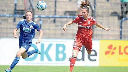 Den Ball im Blick. Lisa Evans bereitete den 1:1-Ausgleich vor.
