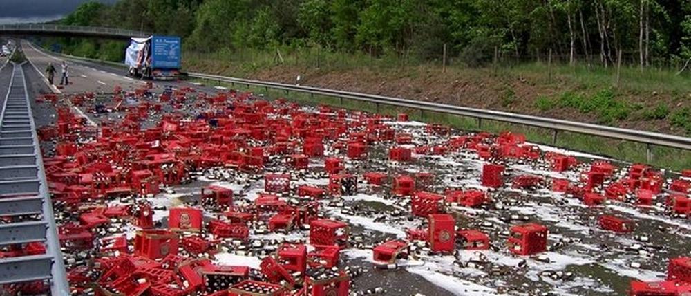 Gefahr durch verlorene Ladung: Was sich dahinter manchmal genau verbirgt, sieht man bei diesem Unfall, der sich 2007 auf der A6 am Autobahnkreuz Landstuhl ereignet hat oder eben am Mittwoch in Perleberg.
