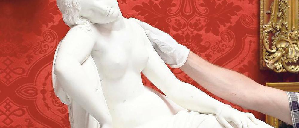 Als würde sie kurz schlummern. „Die schlafende Spinnerin“ im Raffaelsaal.