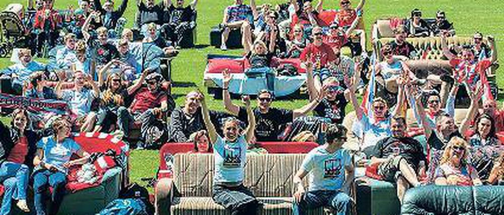 Couchpublic. Auf den eigenen Sofas wollten Fans im Stadion des 1. FC Union WM-Spiele gucken.