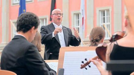Spiritus rector. Der Nikolaikantor und Dirigent Björn O. Wiede (m.) hatte die Idee, den Hof des Stadtschlosses wieder mit Musik zu beleben.
