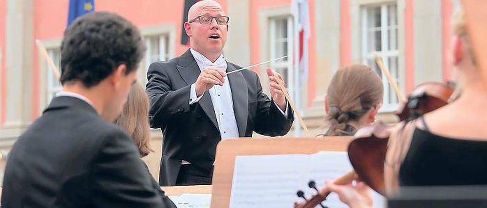 Spiritus rector. Der Nikolaikantor und Dirigent Björn O. Wiede (m.) hatte die Idee, den Hof des Stadtschlosses wieder mit Musik zu beleben.