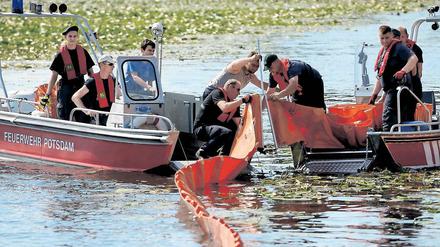 Ausgelaufen. Feuerwehrleute errichteten auf der Havel eine Ölbarriere.