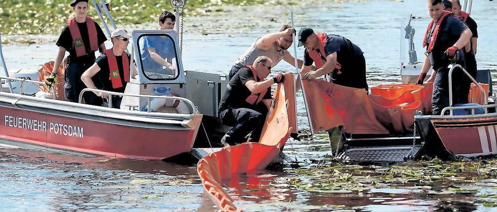 Ausgelaufen. Feuerwehrleute errichteten auf der Havel eine Ölbarriere.