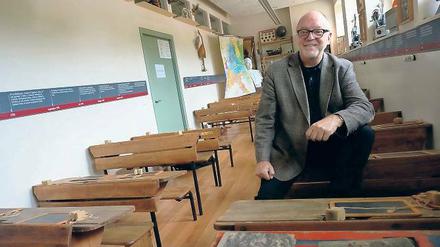 Schulleiter Bültermann im Schulmuseum. 1972 begann hier seine Lehrerlaufbahn, als erstes gründete er eine Singegruppe.