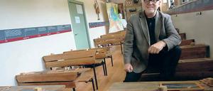 Schulleiter Bültermann im Schulmuseum. 1972 begann hier seine Lehrerlaufbahn, als erstes gründete er eine Singegruppe.