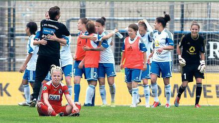 Die Enttäuschung sitzt tief. Mit der in der Nachspielzeit zustandegekommenen 1:2-Niederlage am vergangenen Sonntag in Frankfurt war der dritte Tabellenplatz für Turbine Potsdam – links: Julia Simic – besiegelt und das internationale Geschäft verspielt.