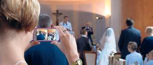 Draufgehalten. Trotz Filmverbot werden bei der standesamtlichen Trauung in Werder die Handys gezückt. Zumindest die Schlüsselszenen werden gefilmt.