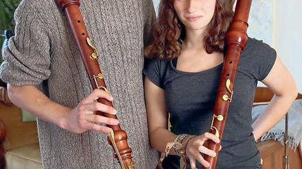 Schweres Gerät. Die Bassblockflöten wiegen zwei bis drei Kilogramm und werden an einem Riemen am Hals getragen. Luise Catenhusen und Björn Weidemann werden auf diesen und anderen Blockflöten beim Bundeswettbewerb „Jugend Musiziert“ spielen.