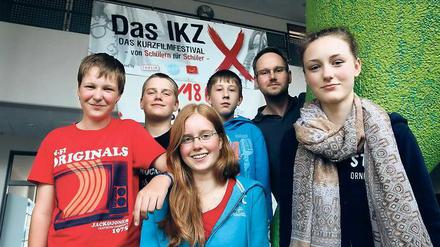 Vor dem großen Auftritt. Die neue Generation der Schüler, die das Festival organisieren, mit Lehrer Thomas Nowak: Toni, Silas, Selina, Kay und Hannah (v.l.n.r.).