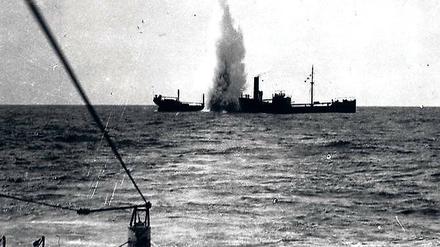 Globalisierungsdynamik. Die deutsche Strategie des uneingeschränkten U-Boot-Krieges – hier versenkt die U-35 bei Sardinien ein britisches Schiff – markiert für den Historiker Markus Pöhlmann den Übergang des Ersten Weltkrieges in einen globalen Konflikt.
