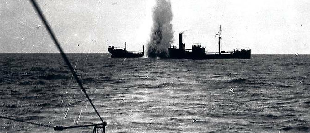 Globalisierungsdynamik. Die deutsche Strategie des uneingeschränkten U-Boot-Krieges – hier versenkt die U-35 bei Sardinien ein britisches Schiff – markiert für den Historiker Markus Pöhlmann den Übergang des Ersten Weltkrieges in einen globalen Konflikt.