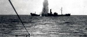 Globalisierungsdynamik. Die deutsche Strategie des uneingeschränkten U-Boot-Krieges – hier versenkt die U-35 bei Sardinien ein britisches Schiff – markiert für den Historiker Markus Pöhlmann den Übergang des Ersten Weltkrieges in einen globalen Konflikt.