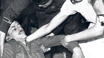 Ein IM hatte gezielt. Die Schüsse auf den Studenten Benno Ohnesorg, hier auf dem Weg ins Krankenhaus, in dem er später verstarb, erschütterten 1967 West-Berlin.