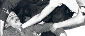 Ein IM hatte gezielt. Die Schüsse auf den Studenten Benno Ohnesorg, hier auf dem Weg ins Krankenhaus, in dem er später verstarb, erschütterten 1967 West-Berlin.