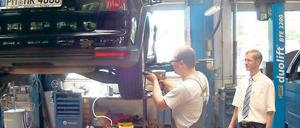 Sichere Stelle. Martin Wolf bekommt gute Noten von Sirko Kühnicke (r.).