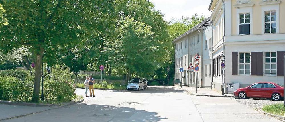 Grüne Wiese. Im südlichen Teil der Dortustraße sind die Fahrbahnen durch einen breiten Mittelstreifen voneinander getrennt, der im Wesentlichen dem Verlauf des alten Kanalbettes folgt. Auf einem Teilstück davon, an der Kreuzung zur Kiezstraße, will ein Investor nun Wohnungen bauen. Die Wiederherstellung des Kanals wäre dann nicht mehr möglich.