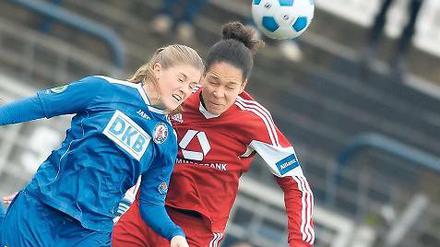Brisant: Potsdams Maren Mjelde (l.) im Kopfballduell mit Celia Sasic.