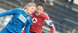 Brisant: Potsdams Maren Mjelde (l.) im Kopfballduell mit Celia Sasic.