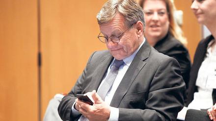 Was gibt’s Neues am BER? Mehdorn liest SMS (vermutlich in Überlänge).