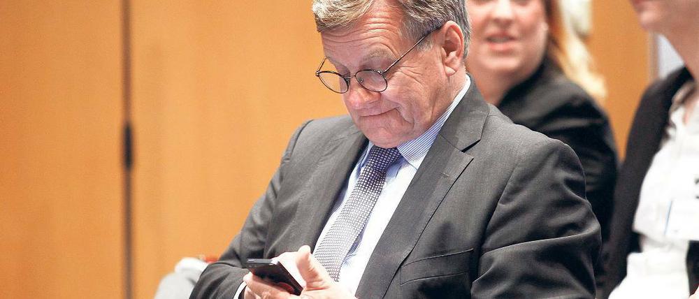 Was gibt’s Neues am BER? Mehdorn liest SMS (vermutlich in Überlänge).
