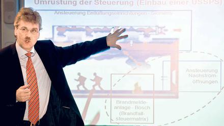 Kompetent aber korrupt? BER-Technikchef Jochen Grossmann steht unter Korruptionsverdacht und wurde von Flughafenchef Mehdorn beurlaubt. Dass es dadurch zu weiteren Verzögerungen auf der Schönefelder Baustelle kommen könnte, sieht Mehdorn nicht.