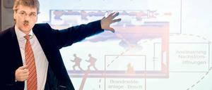 Kompetent aber korrupt? BER-Technikchef Jochen Grossmann steht unter Korruptionsverdacht und wurde von Flughafenchef Mehdorn beurlaubt. Dass es dadurch zu weiteren Verzögerungen auf der Schönefelder Baustelle kommen könnte, sieht Mehdorn nicht.