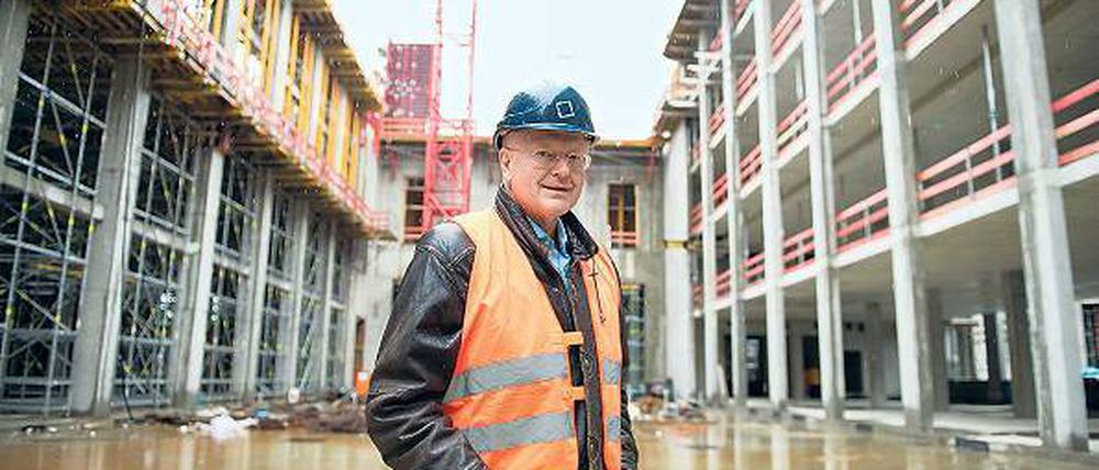 Fußgängerpassage. Manfred Rettig, Chef der Stiftung fürs Humboldtforum, will den Besuchern zeigen, dass das Schloss ein offenes Haus wird.