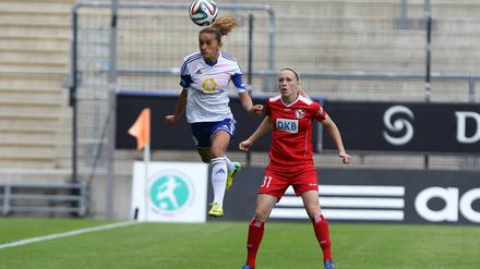 Lira Alushi (l.) im Zweikampf mit Potsdams Pauline Bremer.