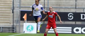 Lira Alushi (l.) im Zweikampf mit Potsdams Pauline Bremer.
