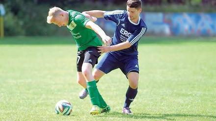 Aktivposten: Fortunas Stürmer Tim Hagelstein (l.) setzt sich hier gegen Darius Seyed Vousoghi durch.